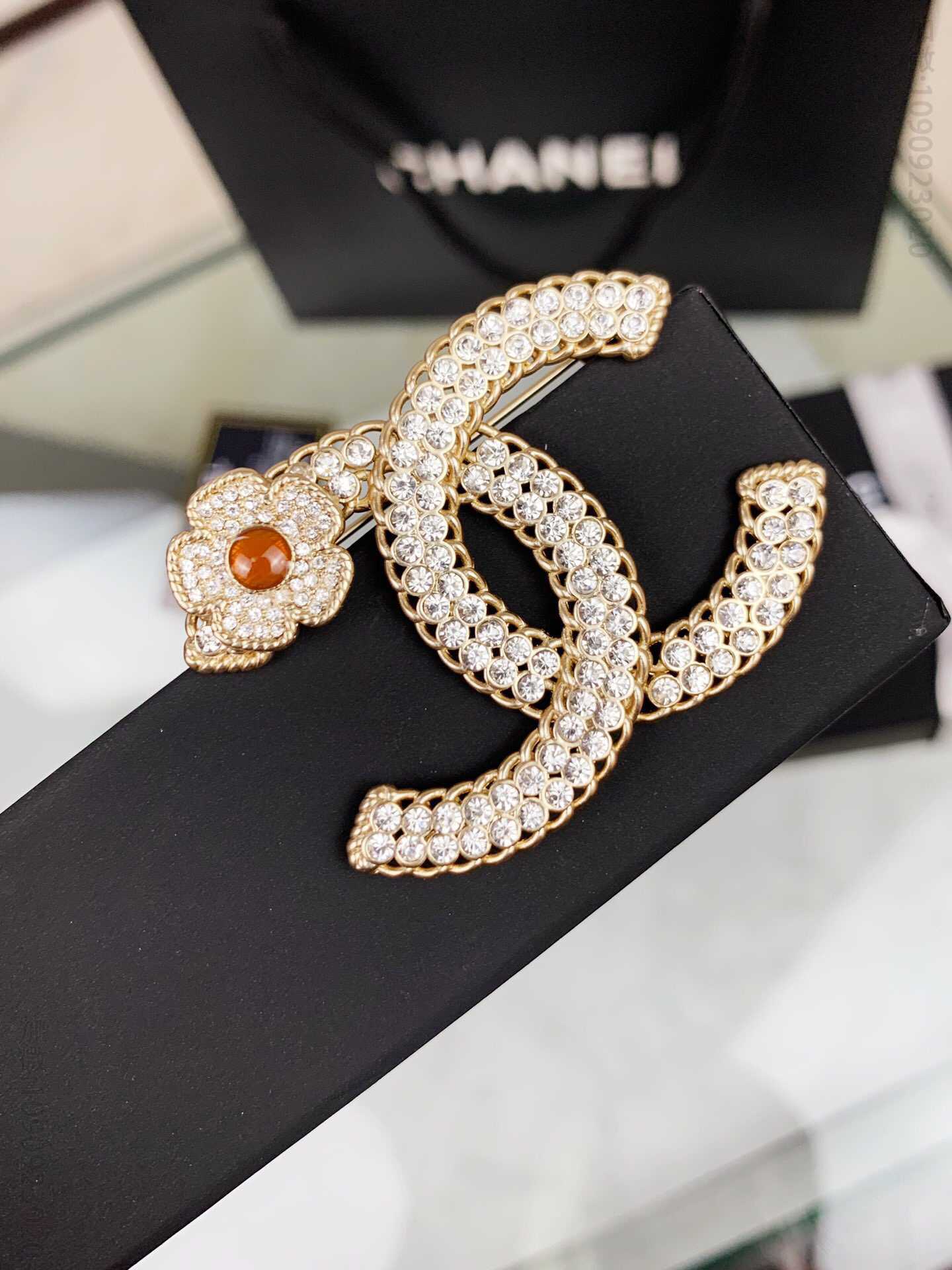 新品 CHANEL经典双C满钻山茶花胸针