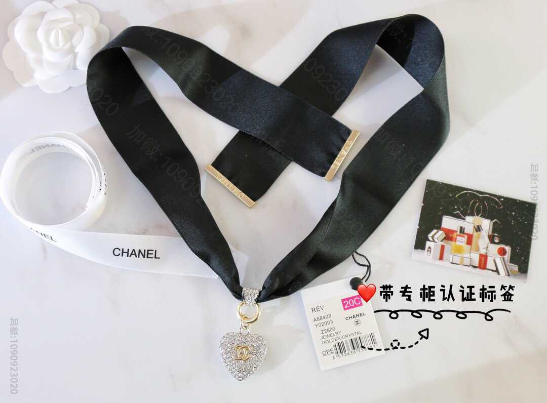 新款 CHANEL香奈儿满钻桃心黑绳项链