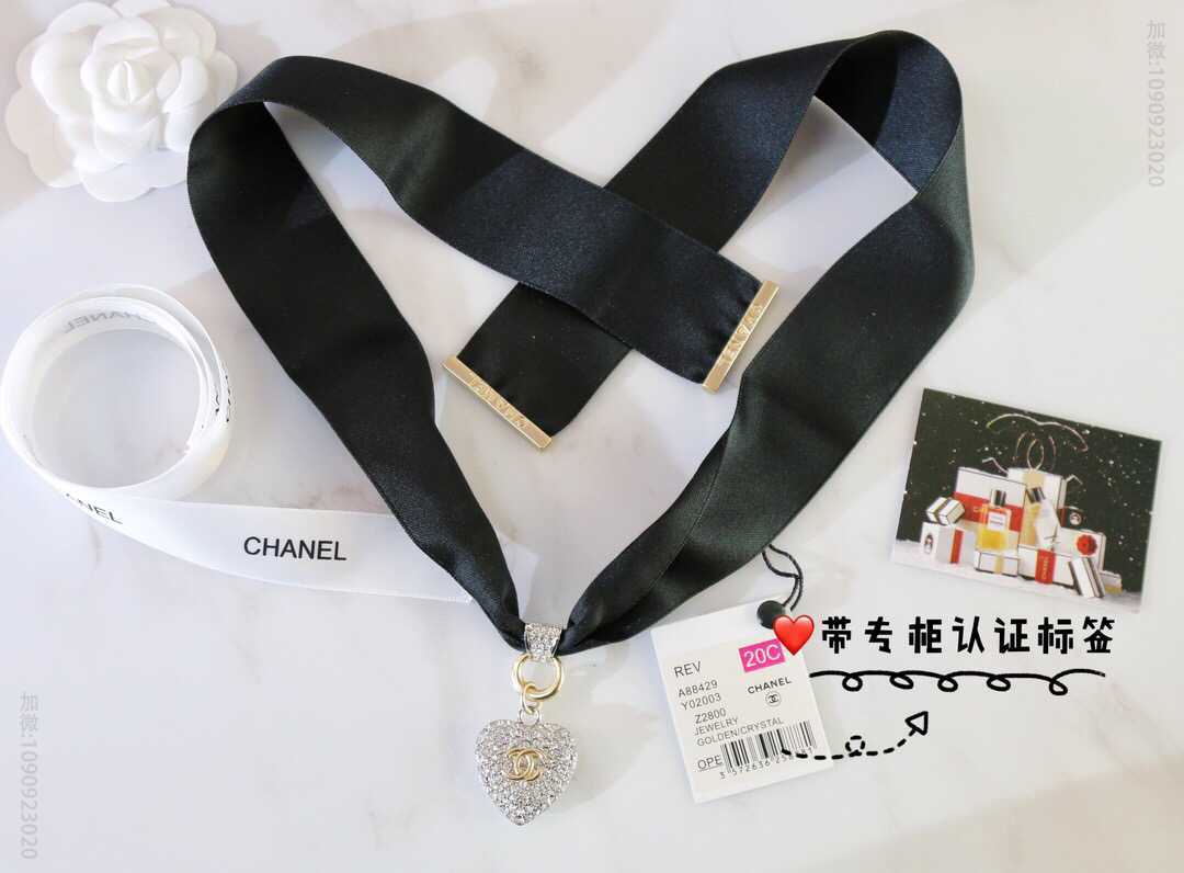 新款 CHANEL香奈儿满钻桃心黑绳项链