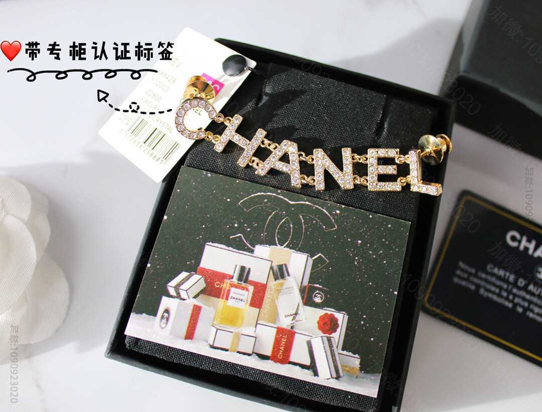 新款 CHANEL香奈儿满钻字母胸针