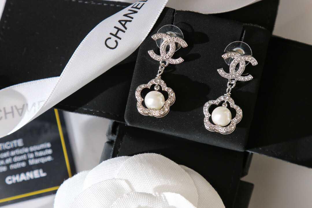 新款 CHANEL香奈儿双c满钻珍珠花朵耳钉耳环