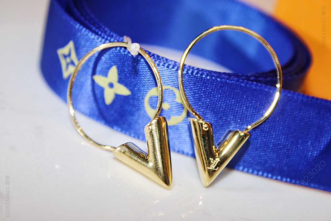 Louis Vuitton 路易威登 lv字母耳钉耳环