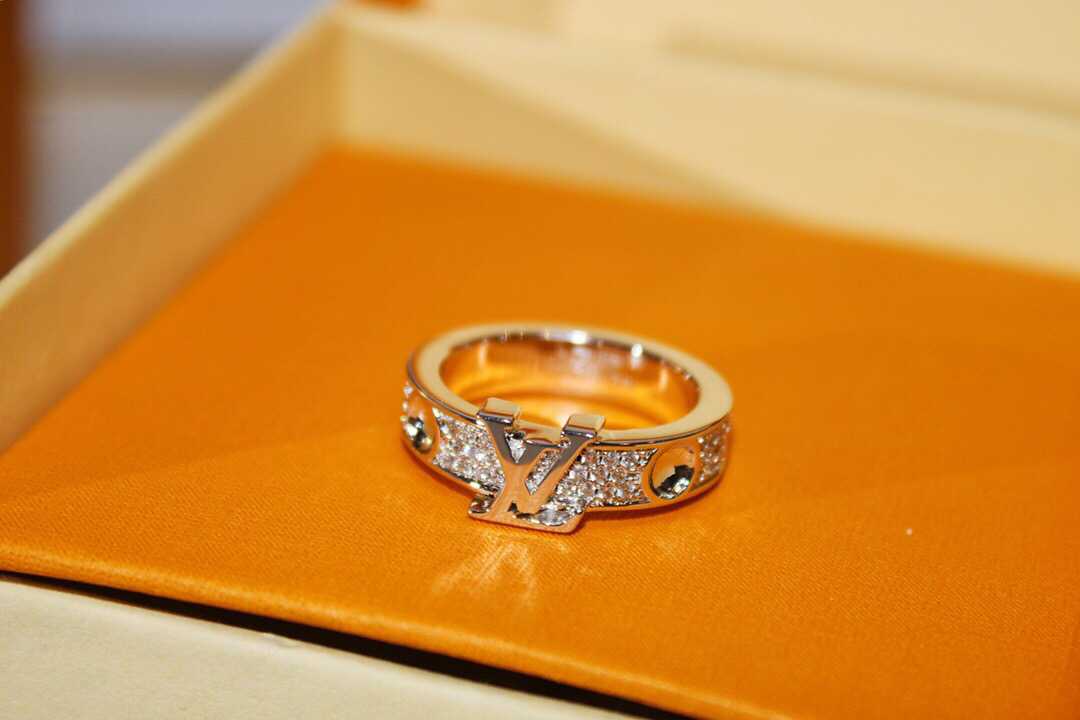 高仿路易威登戒指饰品 Louis Vuitton 路易威登 lv字母戒指 路易威登戒指饰品 