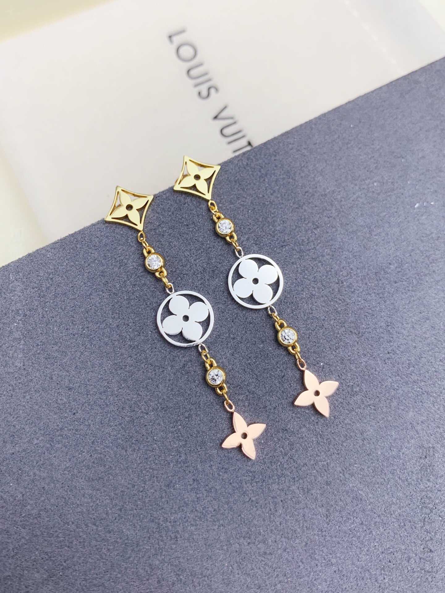 LV饰品 新款 LV经典三花镶钻 耳钉 耳环 LV耳环 