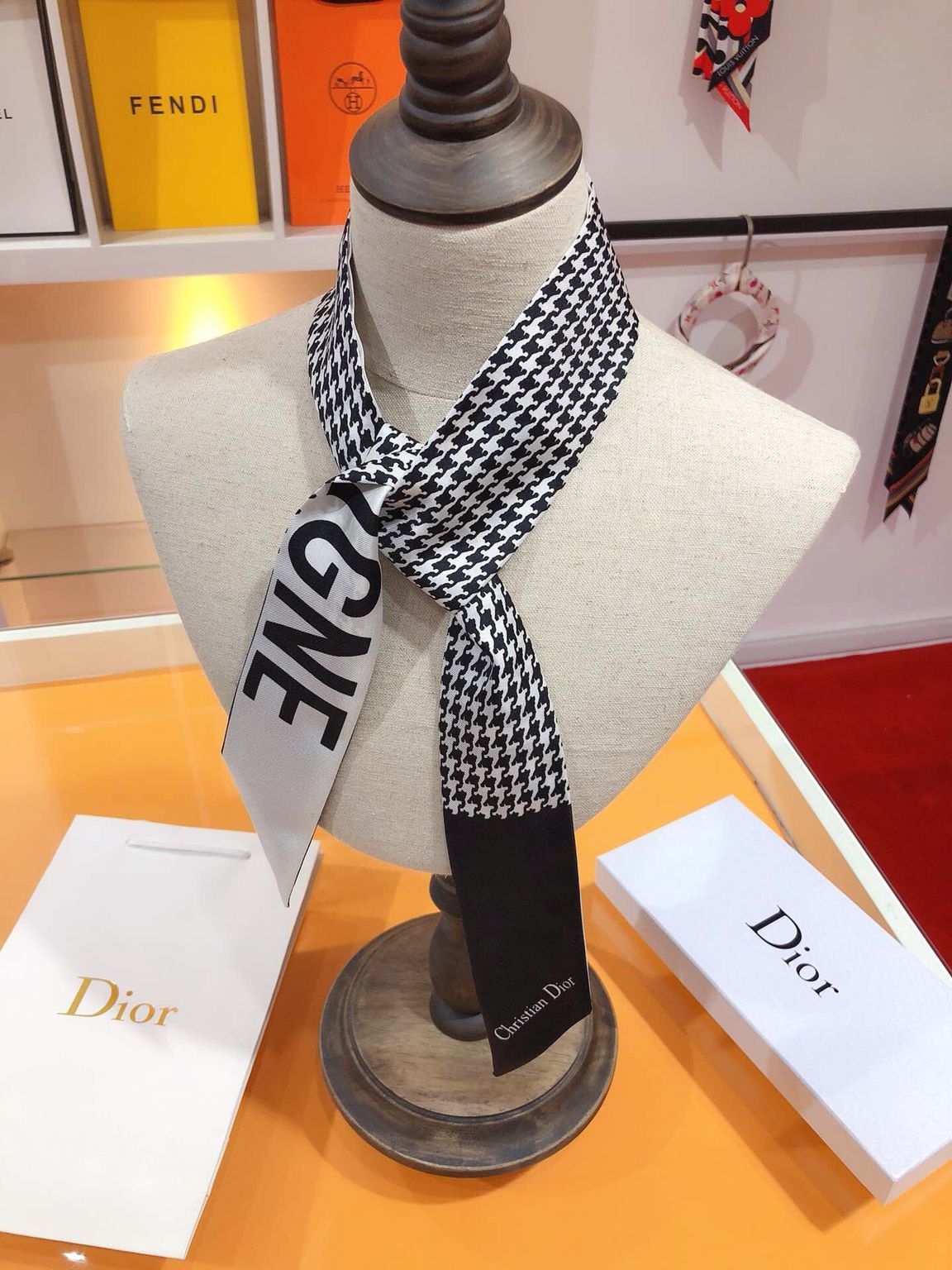 A货迪奥女士围巾 Dior迪奥千鸟格纹100%真丝双层双面丝带束发带 迪奥女士围巾网站 