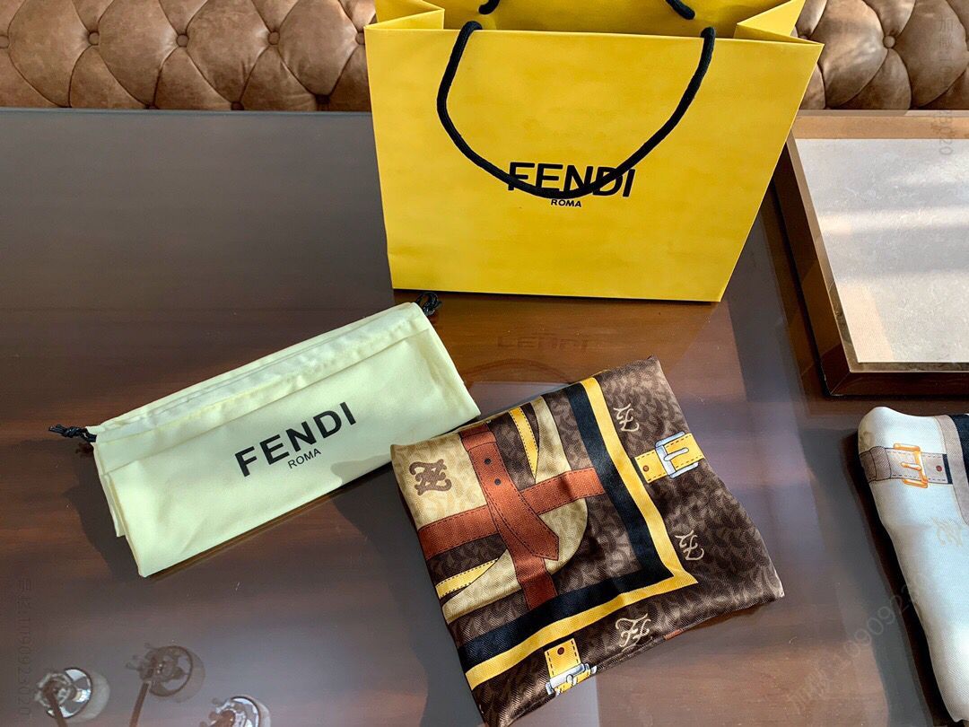 FENDI芬迪复古印花100%砂洗真丝围巾