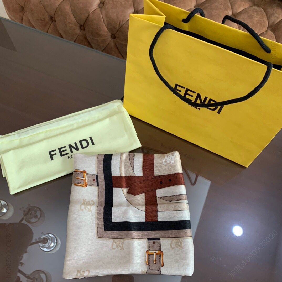 FENDI芬迪复古印花100%砂洗真丝围巾