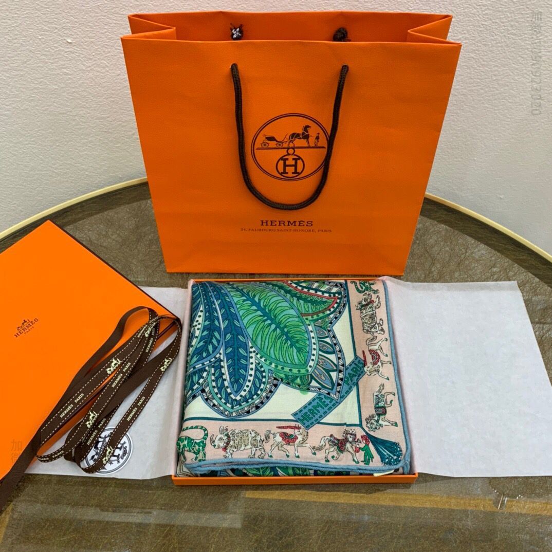 Hermes爱马仕手工卷边山羊绒桑蚕丝围巾