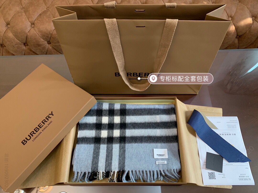 Burberry巴宝莉经典格纹羊绒围巾