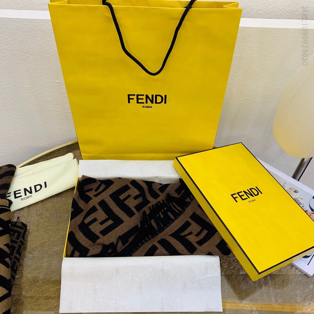 FENDI芬迪FF经典老花羊毛三角巾