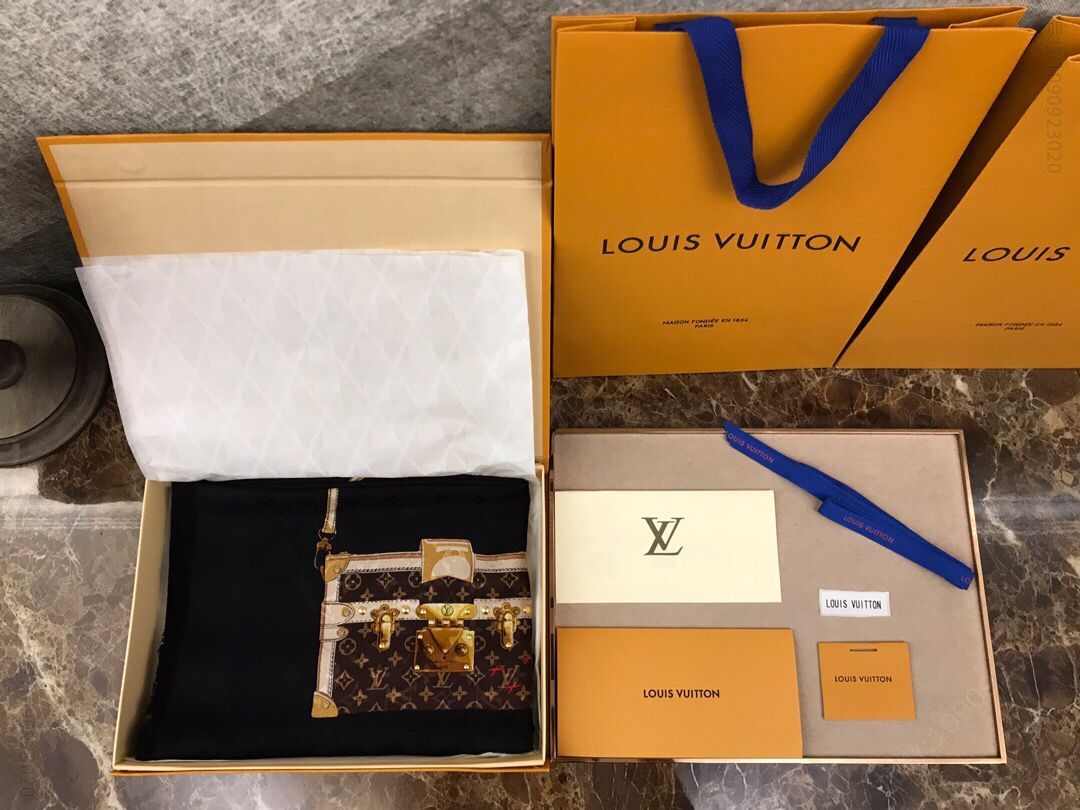 LV路易威登羊绒真丝混纺Lettre à Louis Monogram 披肩