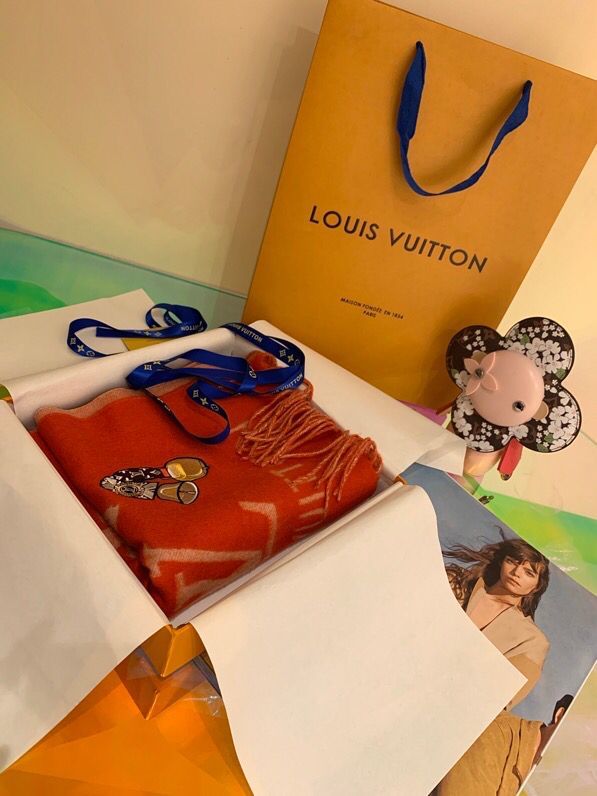 高仿LV女款围巾 LV女款围巾 Louis Vuitton 新年限定红最最最新款的牛年限定流苏围巾 LV围巾 