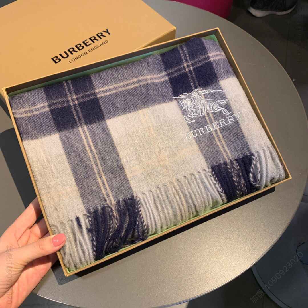 Burberry巴宝莉客供羔羊毛围巾