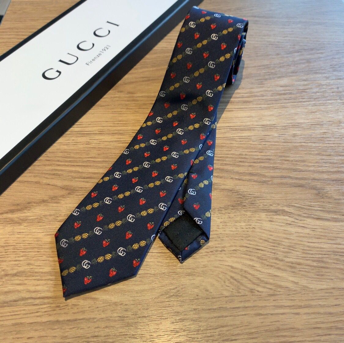 GUCCI古驰菠萝、草莓和双G图案真丝领带