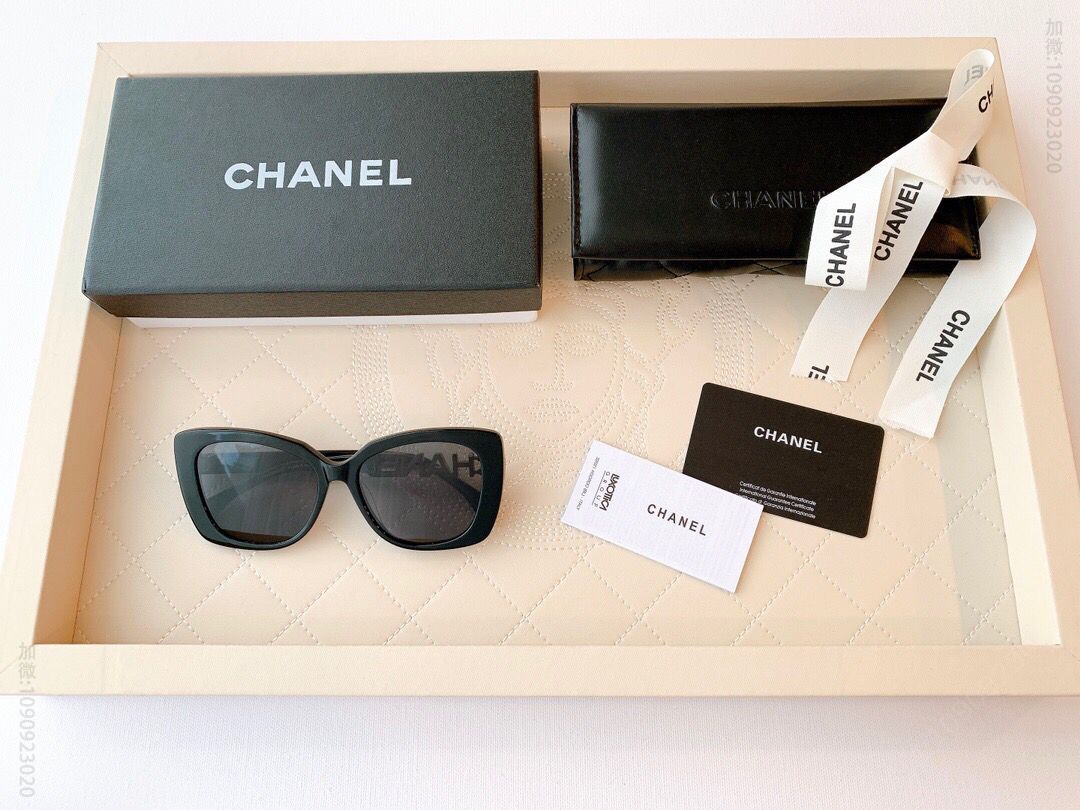 CHANEL香奈儿镜腿logo字母镶钻设计女士太阳眼镜