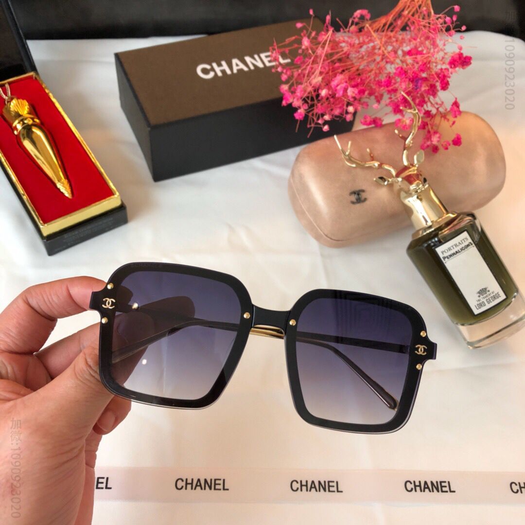 CHANEL香奈儿无框款镜面铆钉logo女士太阳眼镜