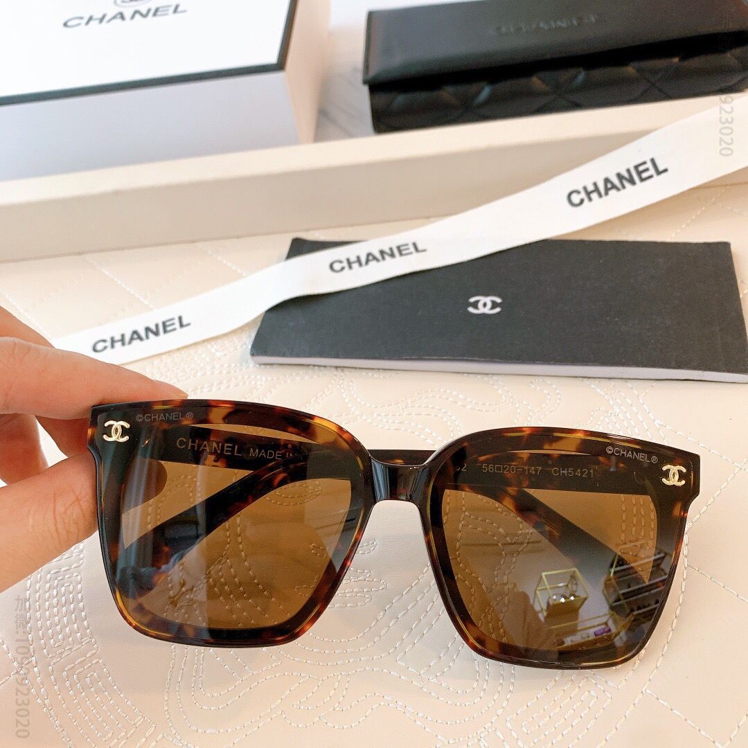 CHANEL香奈儿CHANEL字样镜腿男女通用太阳眼镜