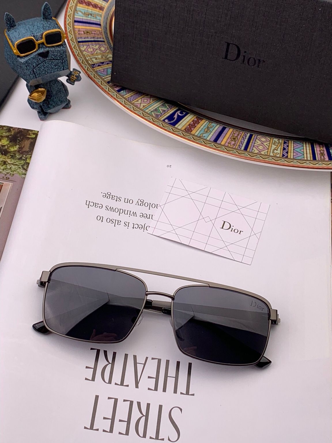 DIOR迪奥2023新款不规范字体男女通用太阳眼镜