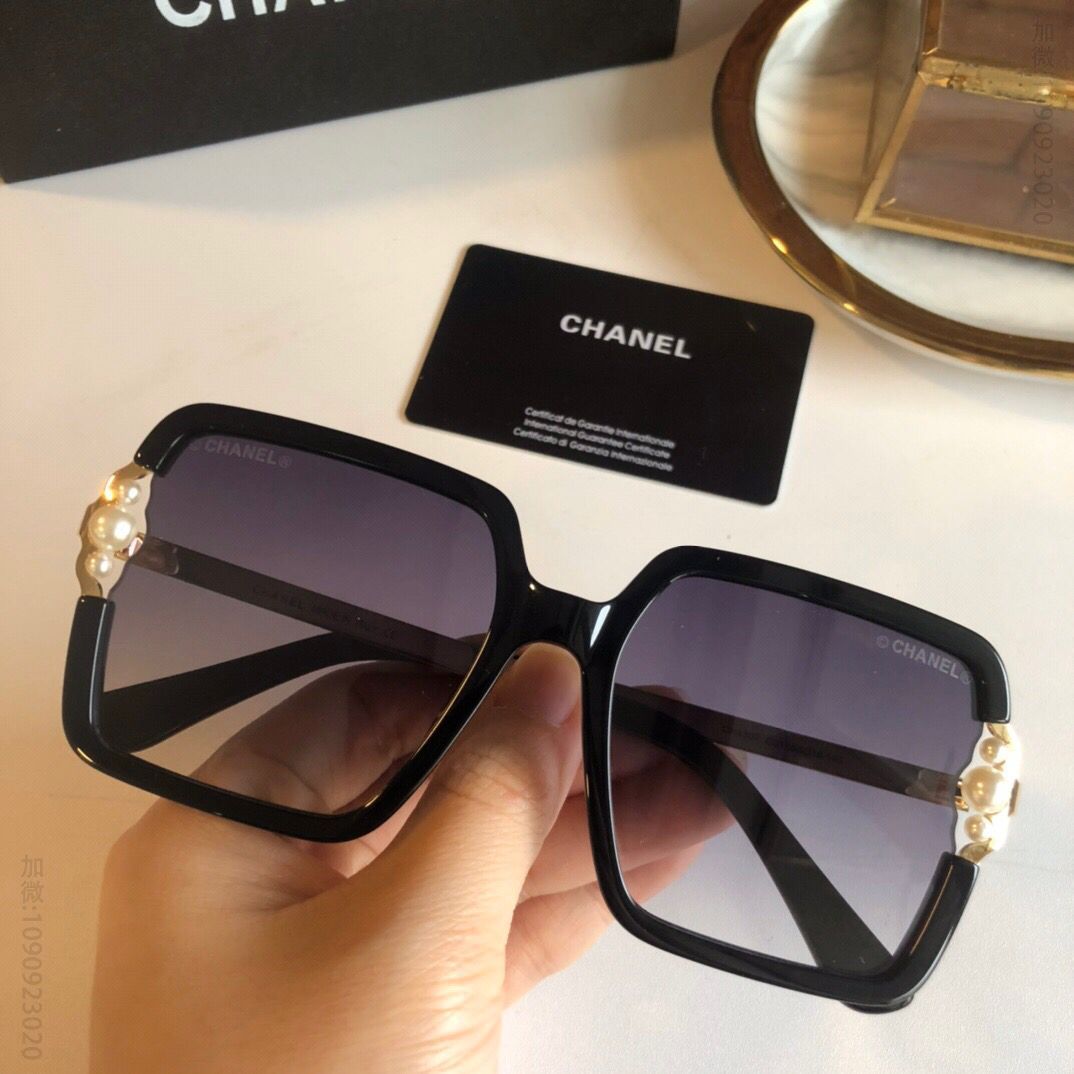 CHANEL香奈儿镜腿字母logo珍珠配饰女士太阳眼镜