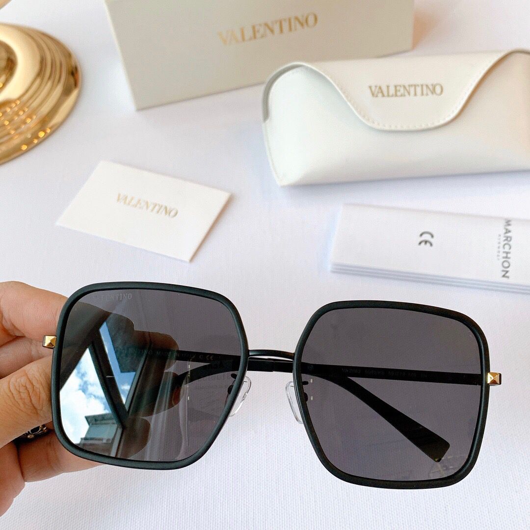 Valentino华伦天奴标志性元素铆钉logo设计太阳眼镜