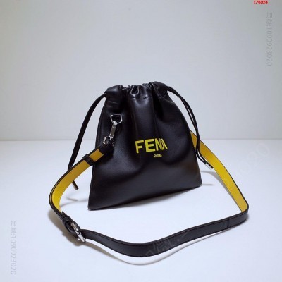 小号 FENDI 新品带抽绳的手拿包 高仿芬迪 原单芬迪