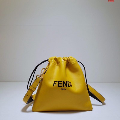 小号 FD家 新品带抽绳的手拿包小号8337 纳帕皮革材质 饰有黄色