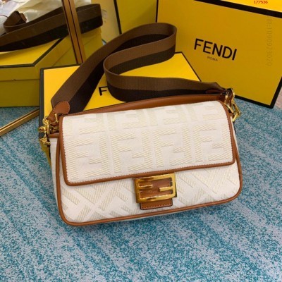 FENDI 标志性的Baguette中号手袋 高仿芬迪