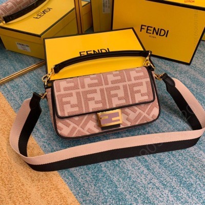 FENDI 标志性的Baguette中号手袋 高仿芬迪