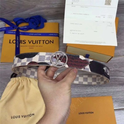 LV男士皮带/腰带 LV 路易威登 专柜新品 经典白棋盘格 迷彩花紋 不锈钢针扣 LV皮带 银扣 高仿LV