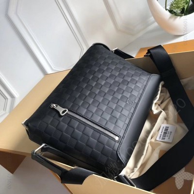 LV男包 LV Danube 中号手袋 LV男包 Shadow黑色牛皮压纹 LV拉链男士斜挎包 高仿路易威登男包
