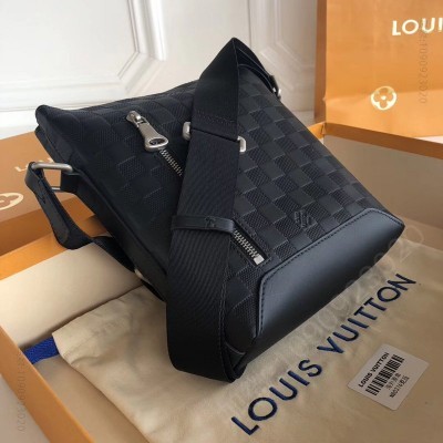 LV男包 LV Danube小号手袋 LV男包 Shadow黑色牛皮压纹 LV拉链男士斜挎 高仿路易威登男包