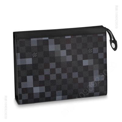 老花LV男包 LV POCHETTE VOYAGE 中号手袋 像素格纹帆布手包 LV手拿包 灰色 原单路易威登男包 高仿LV