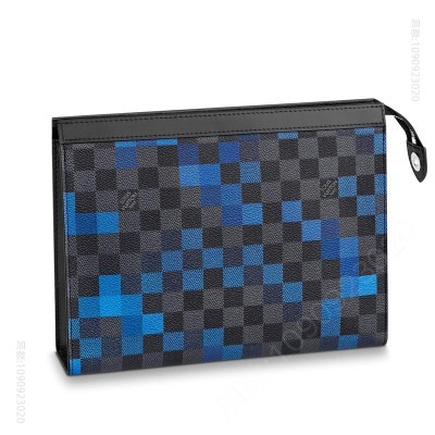 老花LV男包 LV POCHETTE VOYAGE 中号手袋 像素格纹帆布手包 LV手拿包 蓝色 原单路易威登男包 高仿LV