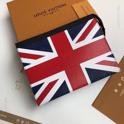 老花LV男包 LV Pochette Voyage 中号手袋 LV米字旗限量版 LV手包 原单路易威登男包 高仿LV