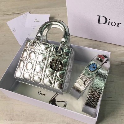 迪奥女包 Dior LADY DIOR小羊皮手提包 2017新款迪奥徽章戴妃包 银色 高仿迪奥女包