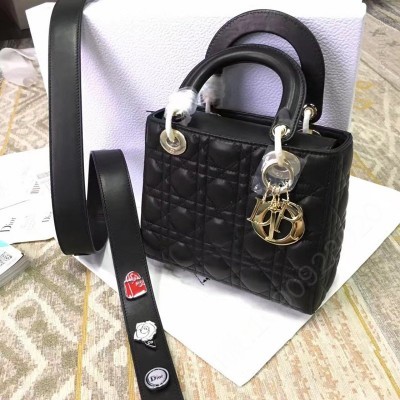 迪奥女包 M900 Dior LADY DIOR黑色小羊皮手提包 徽章戴妃包 黑色 高仿迪奥女包 原单迪奥女包