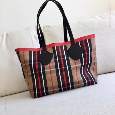 巴宝莉 Burberry 双面两用 The Giant Canvas格纹拼皮革 托特包 焦糖和黄色 高仿巴宝莉女包 原单巴宝莉女包
