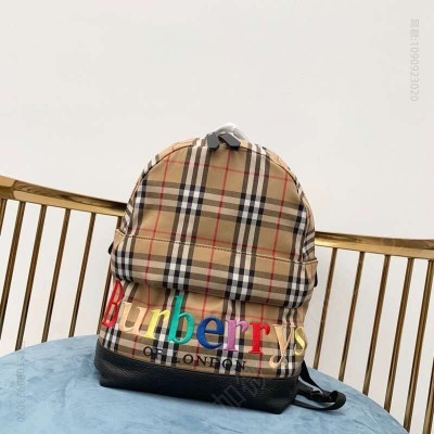 巴宝莉男包 5366580 BURBERRY 新款格纹帆布 刺绣彩虹字母 双肩包 黑色 原单巴宝莉