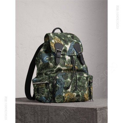 巴宝莉男包 The Rucksack 大号 怪兽印花 巴宝莉背包 尼龙拼皮革 鼠尾草绿 原单巴宝莉 高仿巴宝莉男包