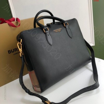 B家立挺考究的公文包采用粒纹皮革精制打