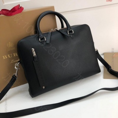 B家立挺考究的公文包采用粒纹皮革精制打
