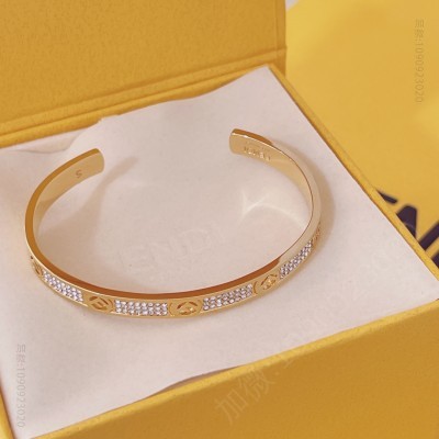 高仿芬迪饰品 F IS FENDI 手镯 硬质手镯，刻有F is Fendi标识造型装饰