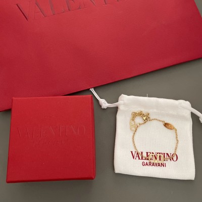 Valentino华伦天奴手链 简约大方的标志性logo设计
