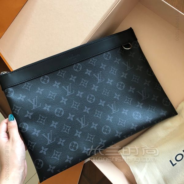 LV手包分享 购入于沈阳万象城 真的不知道男生除了手包之外还拿什么包好看了-男生适合拿lv还是gucci_高仿包包