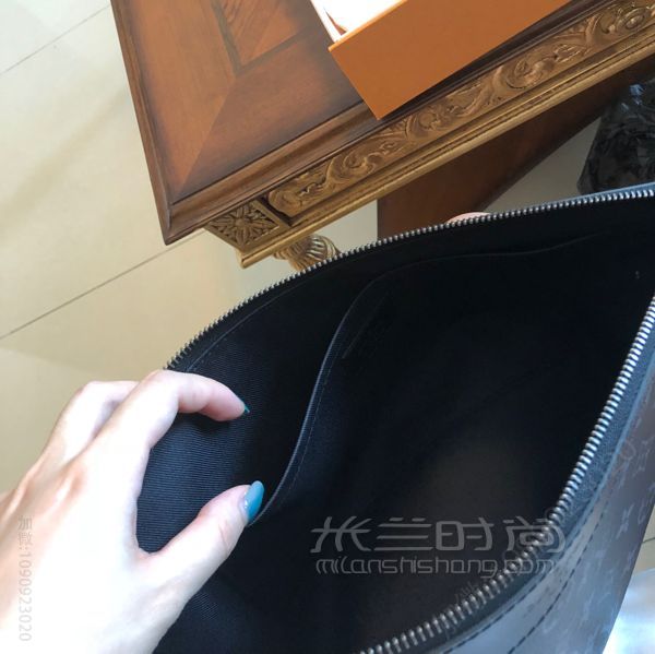 LV手包分享 购入于沈阳万象城 真的不知道男生除了手包之外还拿什么包好看了-男生适合拿lv还是gucci_高仿包包