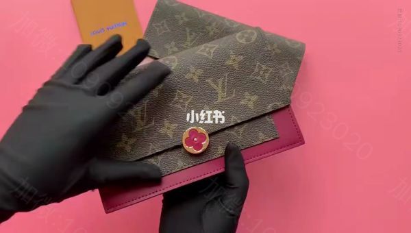 亲测Lv Flore系列花朵链条钱夹视频感受质感专柜1W天呐_高仿包包