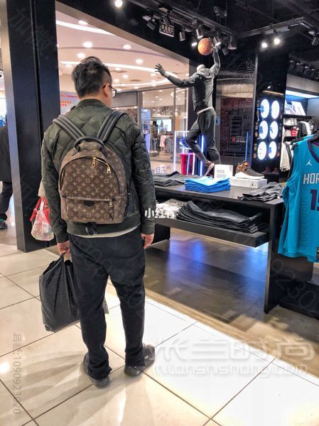 日本免税店抢购lv双肩包 老花 中号 耐看 怀孕后马上托闺蜜日本旅游8月带回_高仿包包
