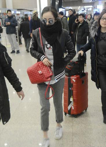 杨幂机场街拍随性休闲混搭造型搭配红色羊皮香奈儿双肩包