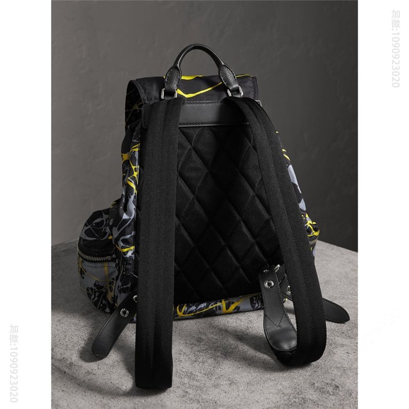 巴宝莉男包 巴宝莉 The Rucksack 大号 泼彩 巴宝莉男包 军旅背包 黑色 黄色 原单巴宝莉 高仿巴宝莉男包 40649281