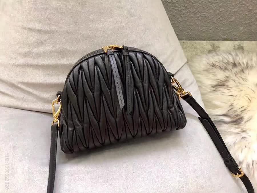 MIUMIU 谬谬专柜新款小号羊皮月牙包 高仿缪缪包包 5BH092